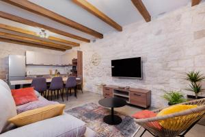 Stone house with pool and yard - Villa Histra