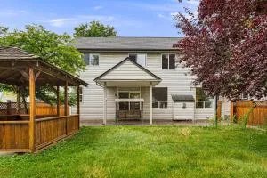 Spacious 6br Home in Fleetwood, with Free Parking - Guildford