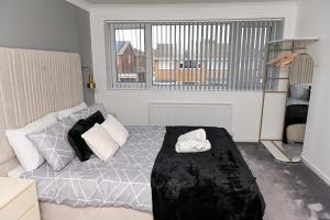 3 Bedroom House Manchester with en-suite Free Wifi and Parking