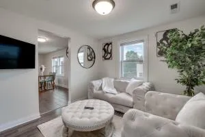 Dog-Friendly Blue Island Apt with Backyard! - 兰辛