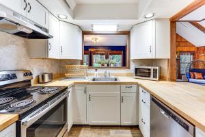 Pocono Lake Retreat Ski and Explore at Pine Loch!