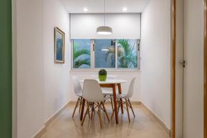 Novo. Vista Lateral para a Praia, 2 ou 3 quartos, wi fi, cozinha completa e ar.