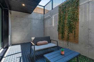 Hidden Gem - 3 BR Steps to Little Italy and UofT
