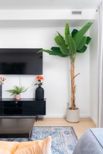 Stylish Townhome Apartment at Bathurst & College
