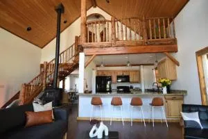 Perfect Vacation Rental, walk to Cle Elum Lake! Game Room, Firepit, Fenced - Cabin Creek