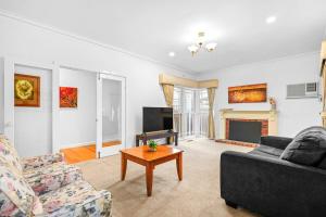 Elegant Luxury - Family Entertainer in Ringwood
