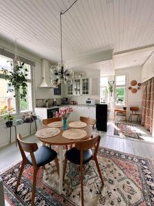 Saunallinen puutalo keskustan tuntumassa