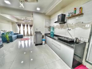 Studio Apartment 1 BHK near Kokilaben Ambani Hospital