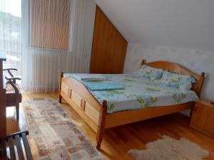 Casuta dintre dealuri