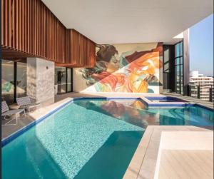 Modern 1BR Apt Steps from Casino & Pacific Fair