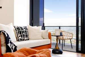 Modern 1BR Apt Steps from Casino & Pacific Fair