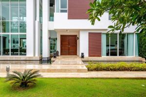 Kyerra 88-16 An exquisite mansion with eclectic interiors