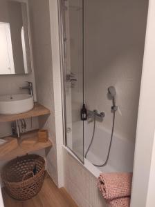 Dolce-Vita appart 3 étoiles, climatisé , 50M de la mer et aux portes de Menton ,parking gratuit