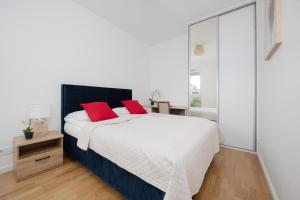 Bright & Modern Apartment with Balcony in Bemowo District by Noclegi Renters