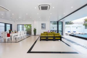 Ocean 7 BR Villa In Great Location - Free Karaoke Room