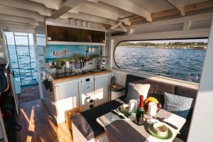 Hausboot als Festlieger im Hafen -Hafenruhe-