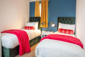 St Pauls Place With Garden And Parking