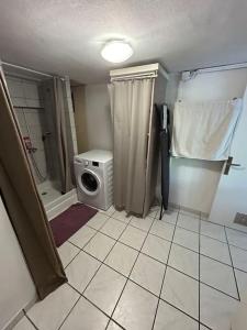 Maisons de vacances Charmant t2 dans une belle villa avec sa grande piscine : Maison 1 Chambre