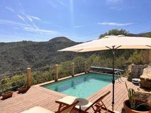 Maison Ardéchoise au calme avec vue et piscine - Saint-Michel-de-Chabrillanoux