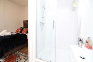 City Stay! Smart TVs in every room! Sleeps 4 & Parking Available, 2 min walk to Shops, Bars and Restaurants