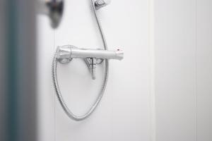 City Stay! Smart TVs in every room! Sleeps 4 & Parking Available, 2 min walk to Shops, Bars and Restaurants