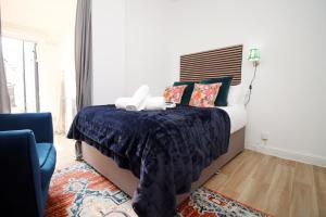 City Stay! Smart TVs in every room! Sleeps 4 & Parking Available, 2 min walk to Shops, Bars and Restaurants