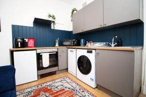 City Stay! Smart TVs in every room! Sleeps 4 & Parking Available, 2 min walk to Shops, Bars and Restaurants