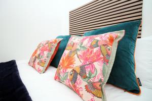 City Stay! Smart TVs in every room! Sleeps 4 & Parking Available, 2 min walk to Shops, Bars and Restaurants