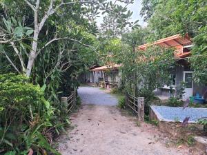 Baan Thabthong Homestay (บ้านทับทอง โฮมสเตย์)