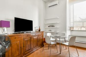 GuestHost - The Lions Apartment in the Historic Centre x8