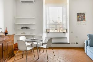 GuestHost - The Lions Apartment in the Historic Centre x8