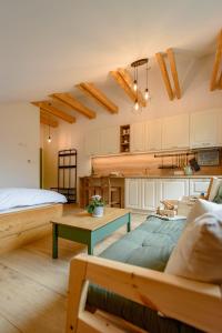 Dom pri jazere, Bešeňová