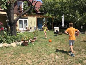 4 Guests: River & Garden Charm