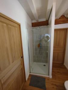 Appartements La grange, Appartement avec jardin et jacuzzi --Reservation & Supplement pour le jacuzzi-- : photos des chambres