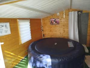 Appartements La grange, Appartement avec jardin et jacuzzi --Reservation & Supplement pour le jacuzzi-- : photos des chambres