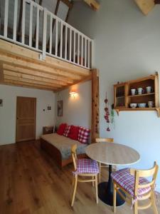 Appartements La grange, Appartement avec jardin et jacuzzi --Reservation & Supplement pour le jacuzzi-- : photos des chambres