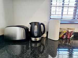 Hampton Collection Avenues - Cosy 2 Sleeper Studio Apartment