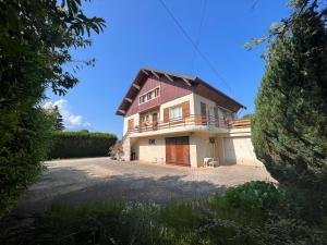 Maisons de vacances Maison des Vues Imprenables, Jacuzzi, 1h15 Geneva : Maison 3 Chambres