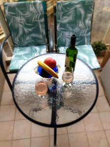 Central place close to the beach AC air , WI FI, parking