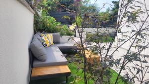 Private fenced garden with BBQ area minutes from the beach - Urban Secret Kantrida