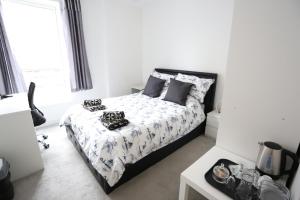 Spacious 3-Story Retreat with Rooftop Terrace and Modern Amenities