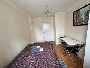 Huge and affordable 3 bedroom flat in Hammersmith for 7 people with welcome breakfast