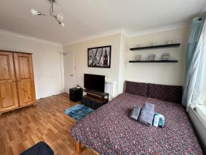 Huge and affordable 3 bedroom flat in Hammersmith for 7 people with welcome breakfast
