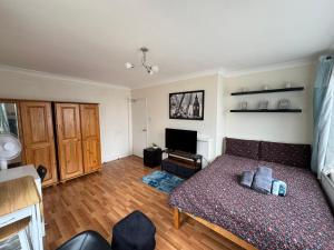 Huge and affordable 3 bedroom flat in Hammersmith for 7 people with welcome breakfast