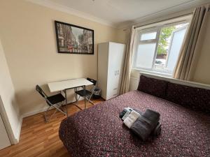 Huge and affordable 3 bedroom flat in Hammersmith for 7 people with welcome breakfast
