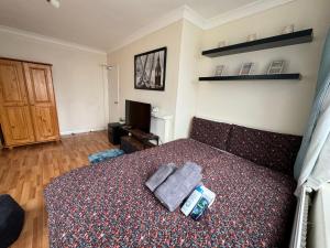 Huge and affordable 3 bedroom flat in Hammersmith for 7 people with welcome breakfast