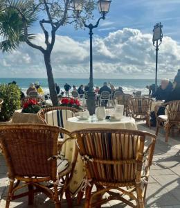 Central place close to the beach AC air , WI FI, parking