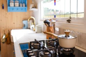 Wegdromen op de Veluwe in romantische rode pipowagen