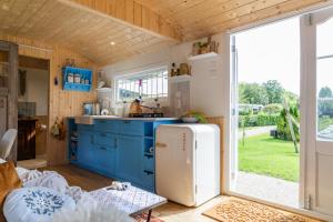 Wegdromen op de Veluwe in romantische rode pipowagen