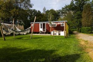 Wegdromen op de Veluwe in romantische rode pipowagen